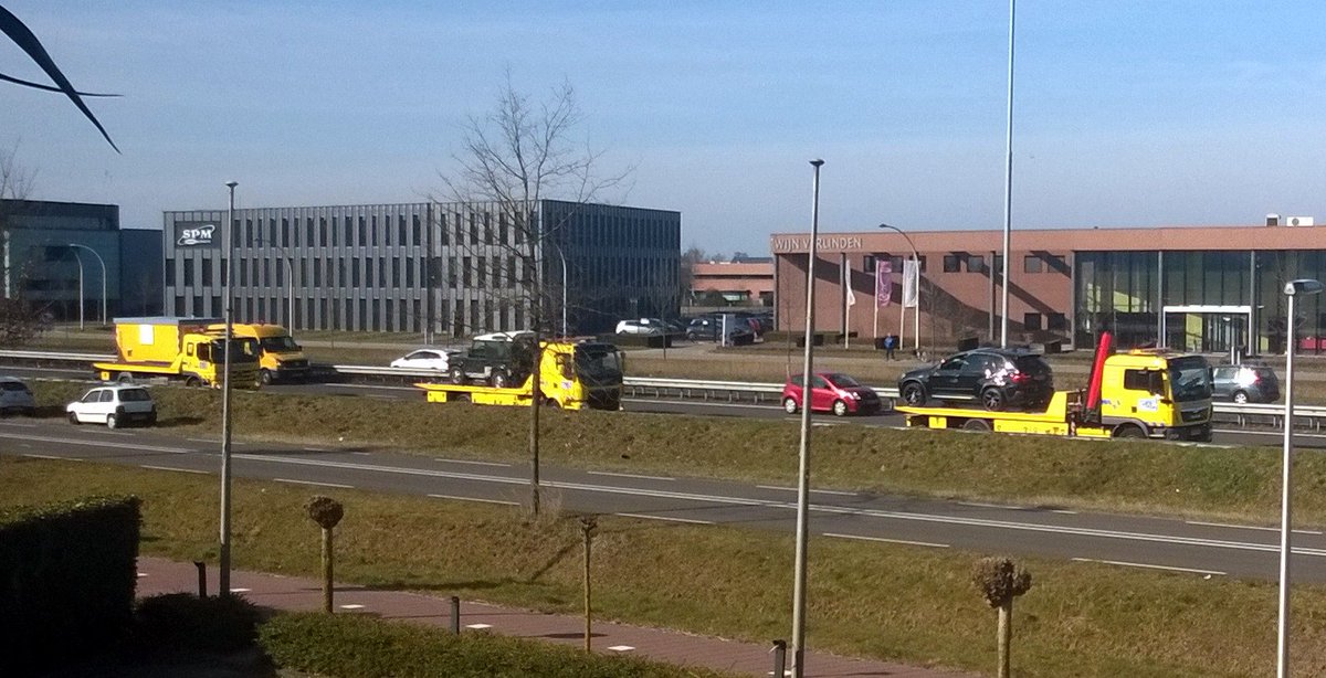 Grootma's tweet image. Zo. Twee auto's in één klap van het Nederlandsche weegennet verwijderd. Bye bye BMW! #A59 #file