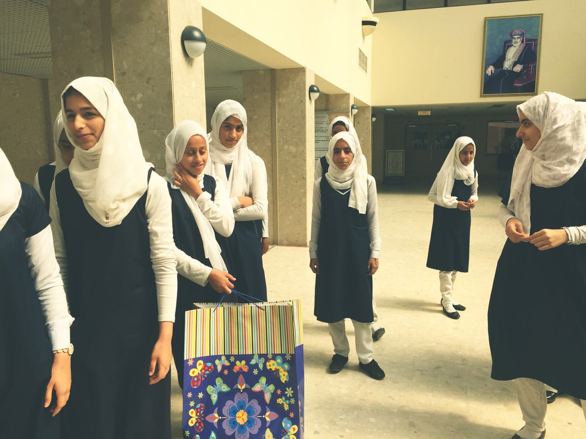 من منطلق التخفيف عن المرضى آلامهم وإشعارهم بالأمل وحب الحياة نظمت المدرسة زيارة لقسم الأطفال بمستشفى الرستاق .