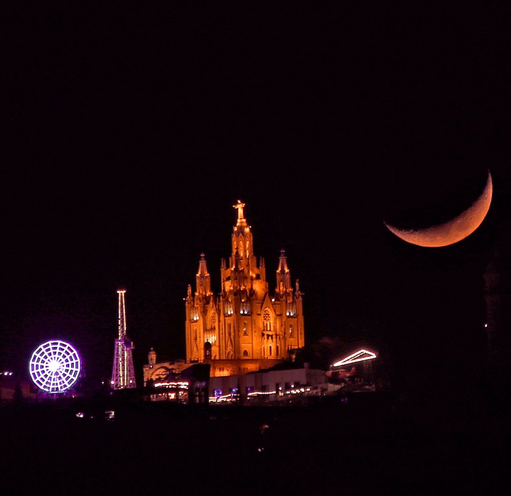 La luna y Barcelona una perfecta. Combinación durante la noche
