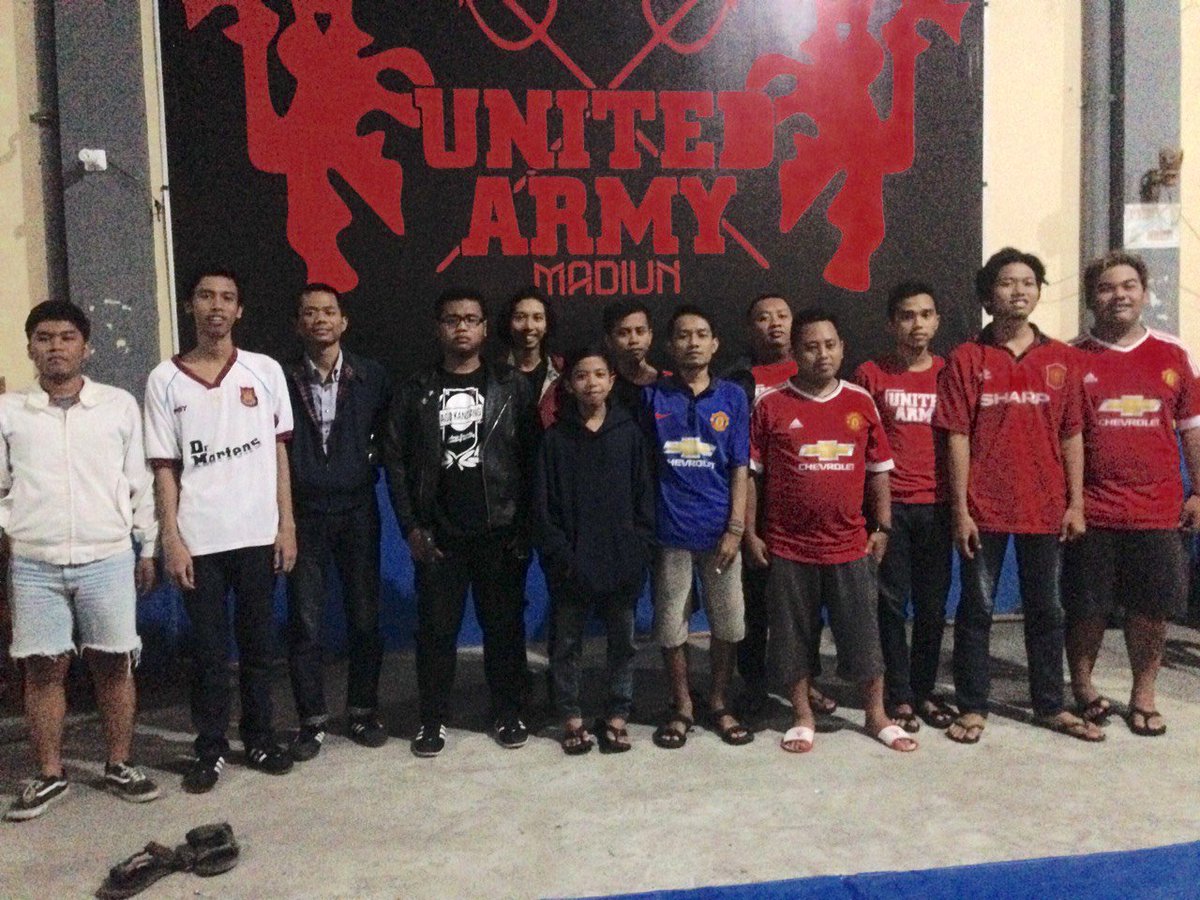 #LatePost
📷 @unitedarmy_MAD &amp; <a href="/MadiunHammers/">MadiunHammers</a>
📺 FA Cup
⚽ Man Utd 1-1 West Ham
📆 Minggu 13 Maret 2016
🏬 Warung Bola 45