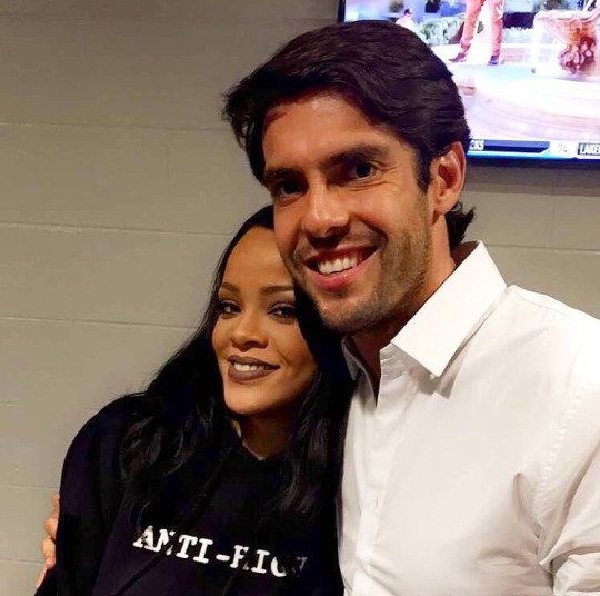 TeamOfRihanna's tweet photo. Rihanna with Ricardo Kaka and some fans last night in Tampa #ANTIWorldTour https://t.co/YDQHhZIR7X