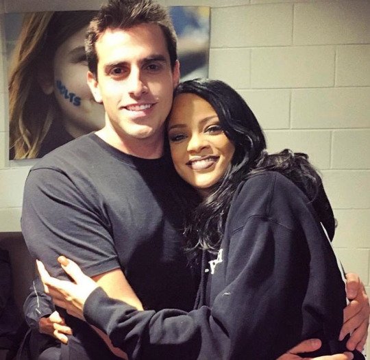 TeamOfRihanna's tweet photo. Rihanna with Ricardo Kaka and some fans last night in Tampa #ANTIWorldTour https://t.co/YDQHhZIR7X