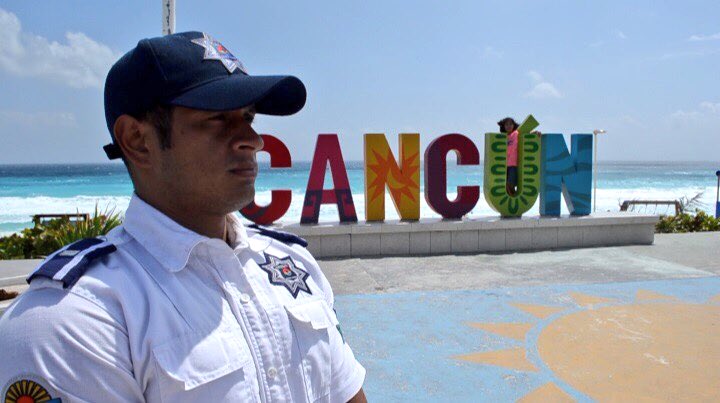 BibianCastillo's tweet photo. Buen día, buen inicio de semana a todos!! #PoliciaTuristica en #Springbrake2016 @VivoEnCancun @AytoCancun https://t.co/21Gn1TicLR