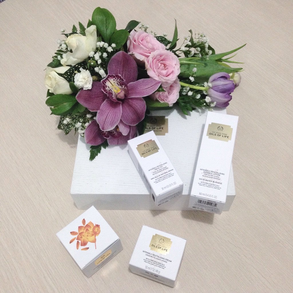 elleindonesia's tweet photo. Received a lovely Oils of Life package from @thebodyshopindo ! #ELLEupdates #thebodyshop https://t.co/MNXlomgMNH