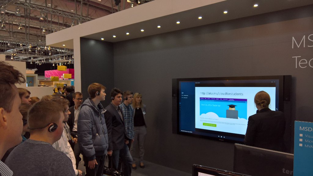 manicnico's tweet photo. Im #MSDN und #TechNet Bereich gibt's viel zu entdecken @frauanky #DigitalesWirtschaftswunder #CeBIT16 https://t.co/wMs4Zlf2Ff