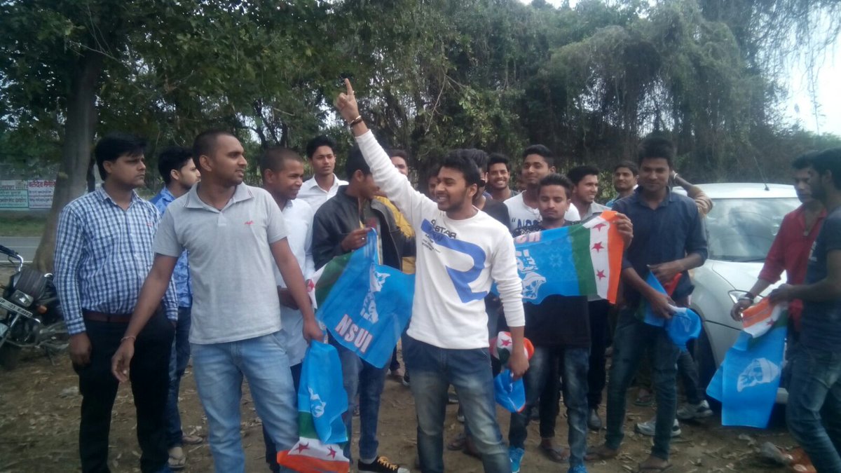 nsui's tweet photo. बिजनौर के एस. पी. डिग्री कॉलेज में नकल कराने के विरोध में कॉलेज प्रशासन के खिलाफ NSUI बिजनौर का विरोध प्रदर्शन । https://t.co/d98MLWNBWd