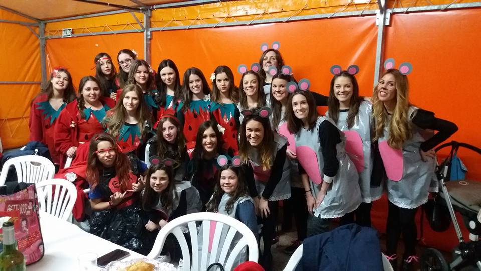 ACFallaxuquer's tweet image. Mireu que guapos i guapes estavem el divendres! #acfallaxuquer #bolsesdebasura #ambientfaller #carpaparka