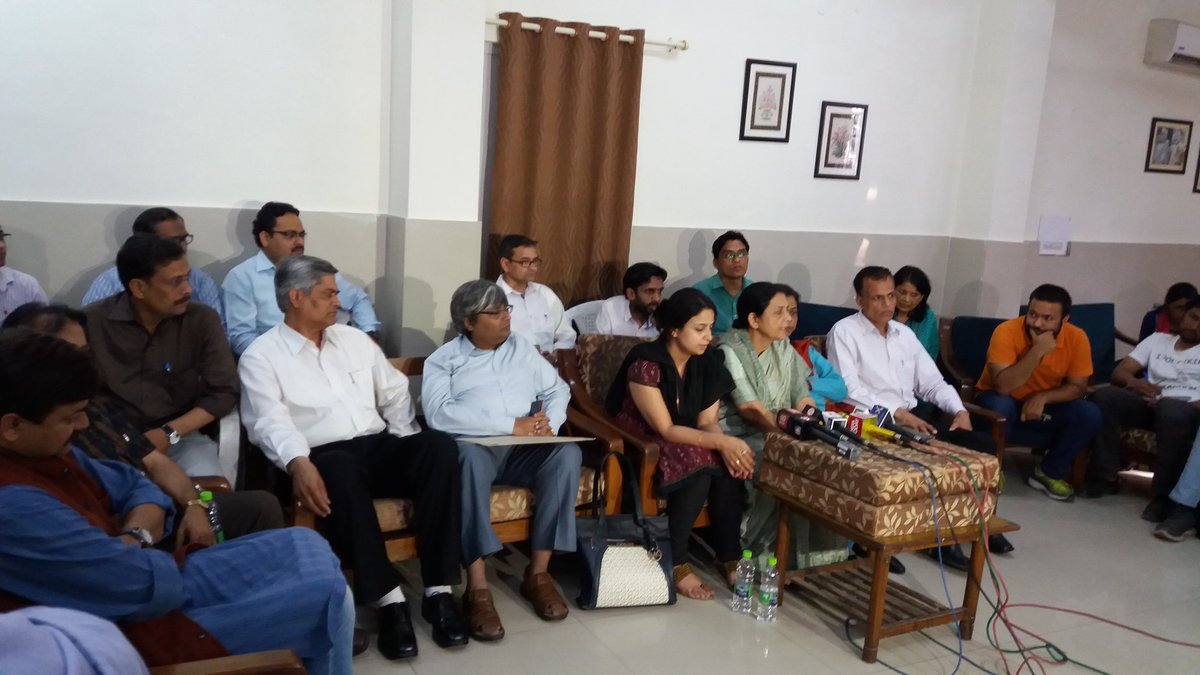 PatrioticVirtue's tweet photo. #PressConference of #ProfAmitaSingh of #JNU. She is being vilified by #LeftistGangs in the campus @abvpjnu @lalbinit https://t.co/knqqCLH0KZ