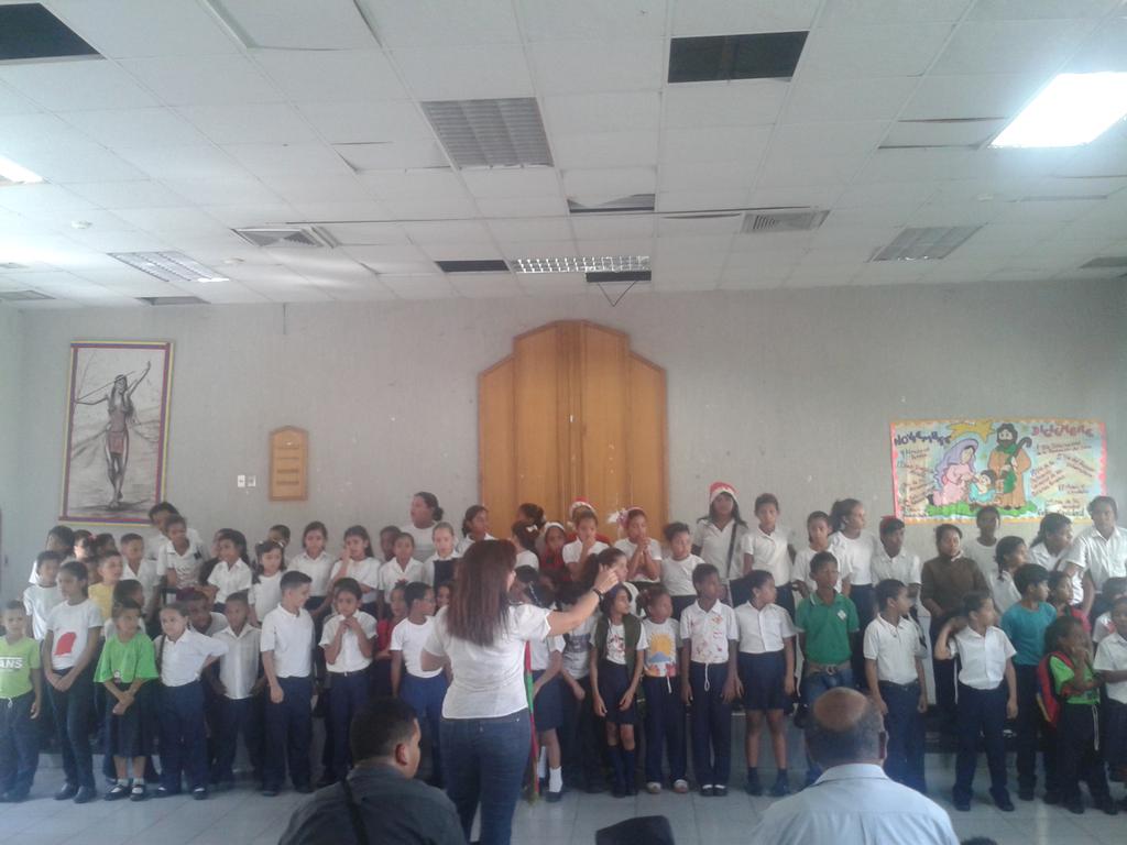 Presentación de nuestros niños del programa iniciación musical Simón Bolívar de la escuela Cacica Apacuana
