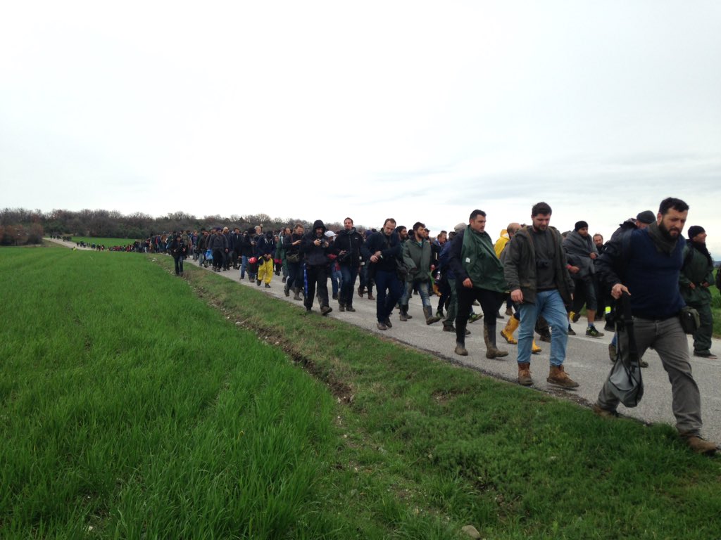 DavidZorrakino's tweet photo. La masa humana de migrantes supera a los antidisturbios. Miles de personas andan rumbo a Macedonia. #Idomeni https://t.co/9qrOFw0J1S
