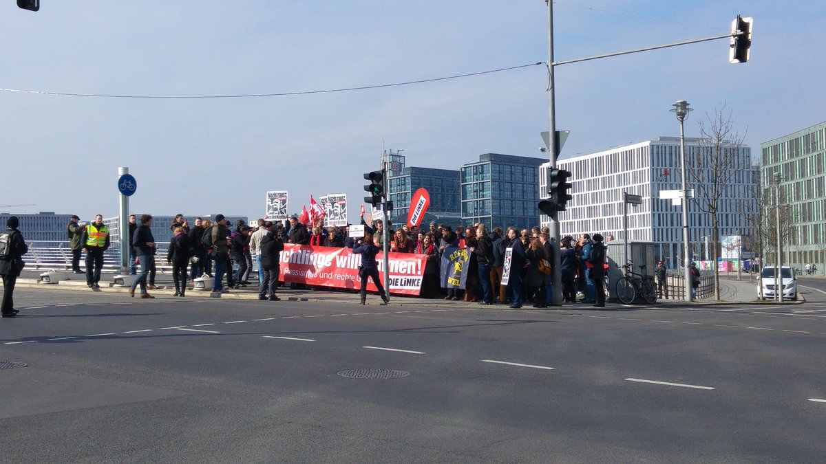 flecks's tweet photo. Immerhin - @dieLinke hält die Flagge hoch gegen die #AfD
#KapelleUfer #ReinhardtStr
#BPK #AfDPK
#noAfD #stoppAfD https://t.co/JtrtTNfpsj