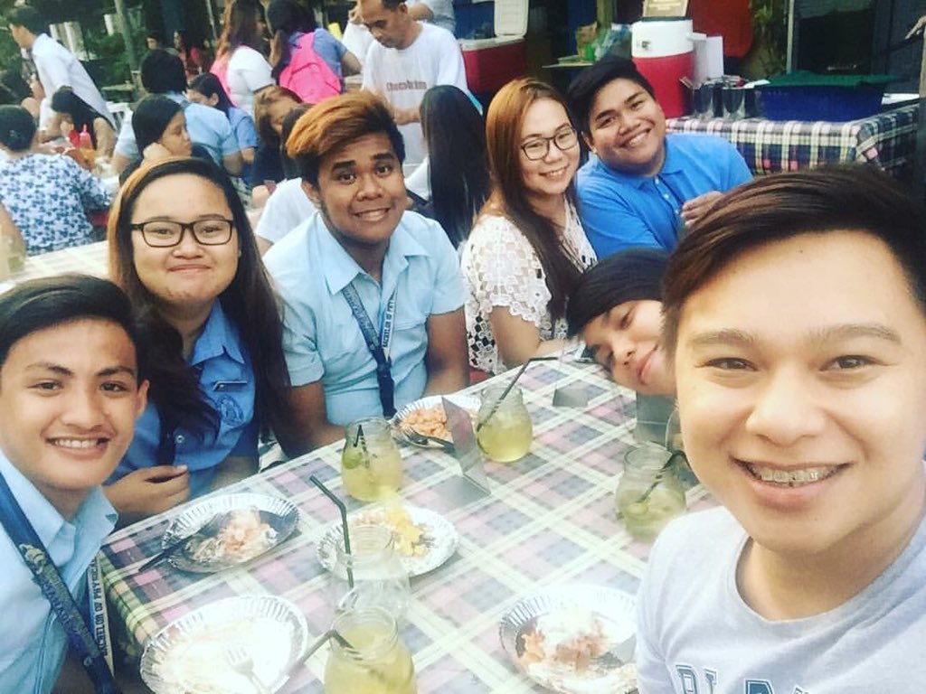 danabx_'s tweet photo. Research paper done 💪🏻 okeh we deserved this 👌🏻🌭🍔🌮🍹🍴🍝 #chiestheday #labanmarse #finalstrech (pct: sir zaldy) https://t.co/SoJp7K7kYG