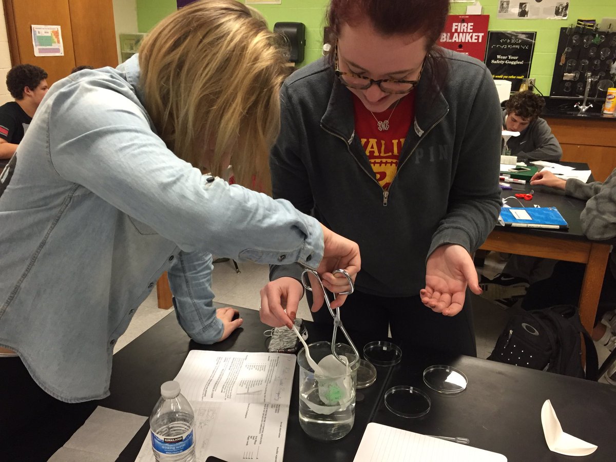 SchermsLHS's tweet photo. Physical science designing own procedure 2separate mixture Creative juices r flowing #LHSClassroom @LHSTigrInCharge https://t.co/Q9FvEq16qd