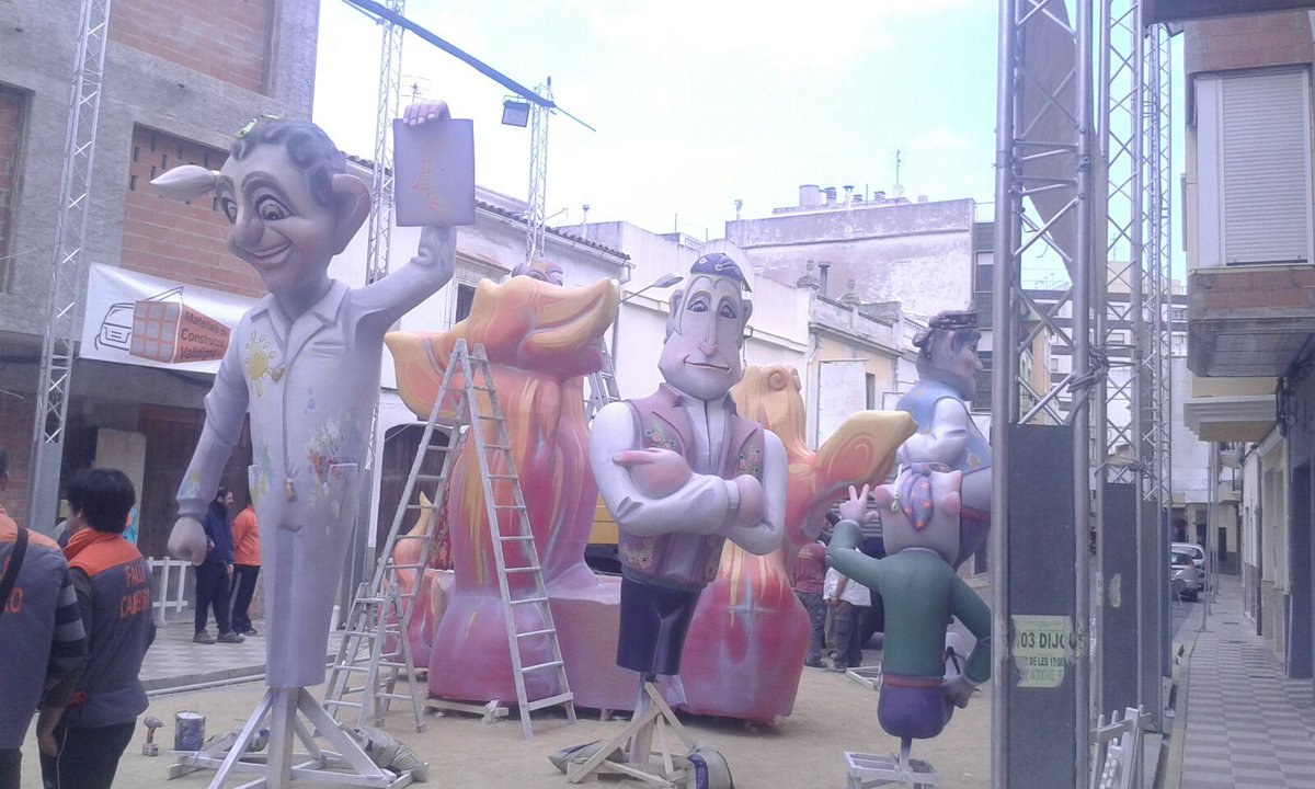 FallaCambro's tweet photo. I hui toca #plantà del #monument Gran 
Ens encanta la nostra #Falla
Gràcies @totfallesbernat #falles16 #falles https://t.co/c1NLP3OYhh