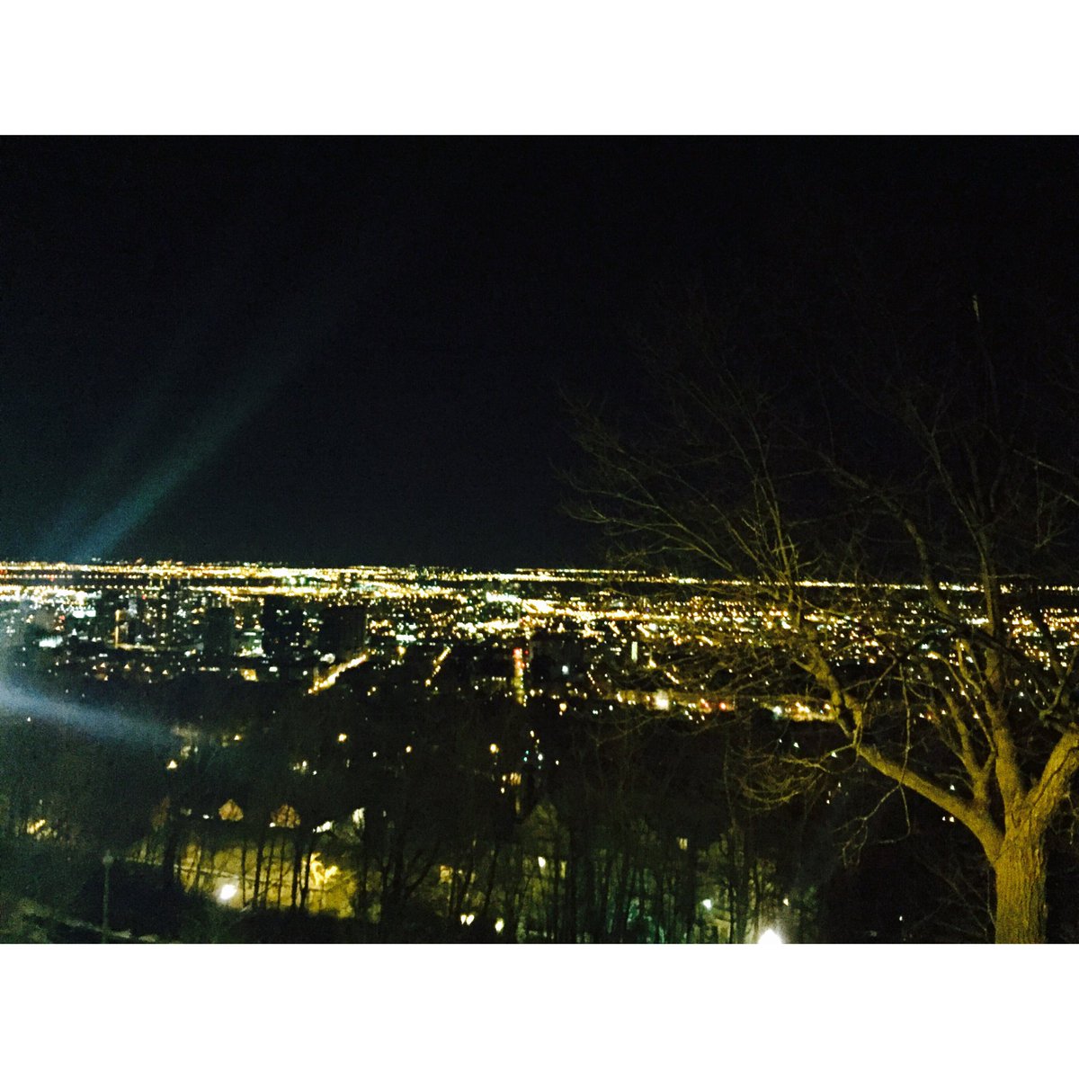 MelleFortin's tweet photo. Montréal, t'es belle la nuit . #mtl https://t.co/BHWRGadNhY