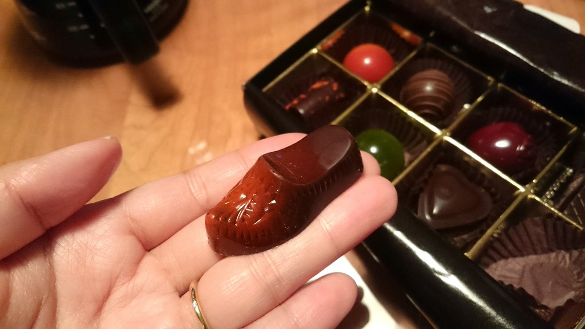 みき Na Twitteru チョコレートの靴をもらいました パティスリー ポムホッペのチョコは可愛い こういうのって 義理チョコなのに女子力高い T Co Lbtyizxdfb