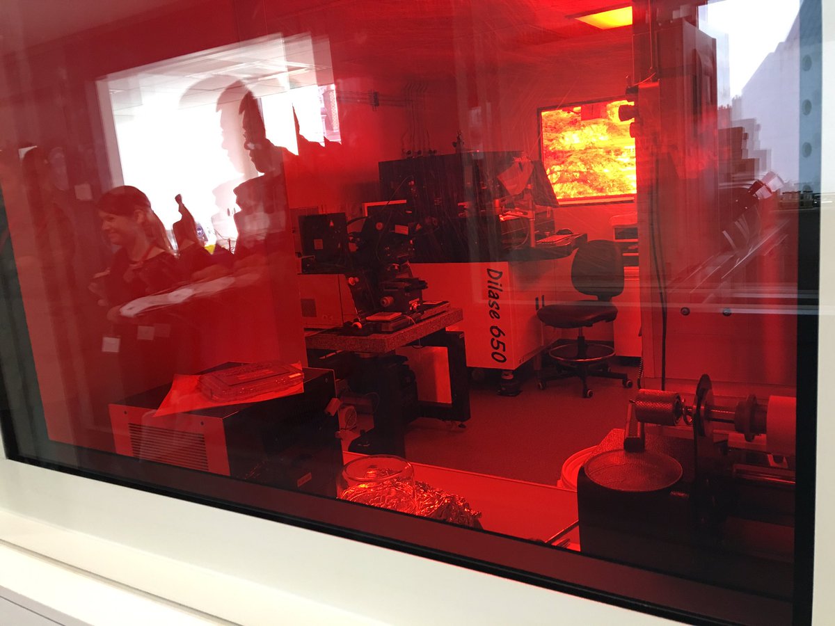 olascar's tweet photo. Dans les locaux #IPGG, partenariat @ESPCI_ParisTech, une salle sans UV pour matériaux photosensibles https://t.co/u2rDIti7xx