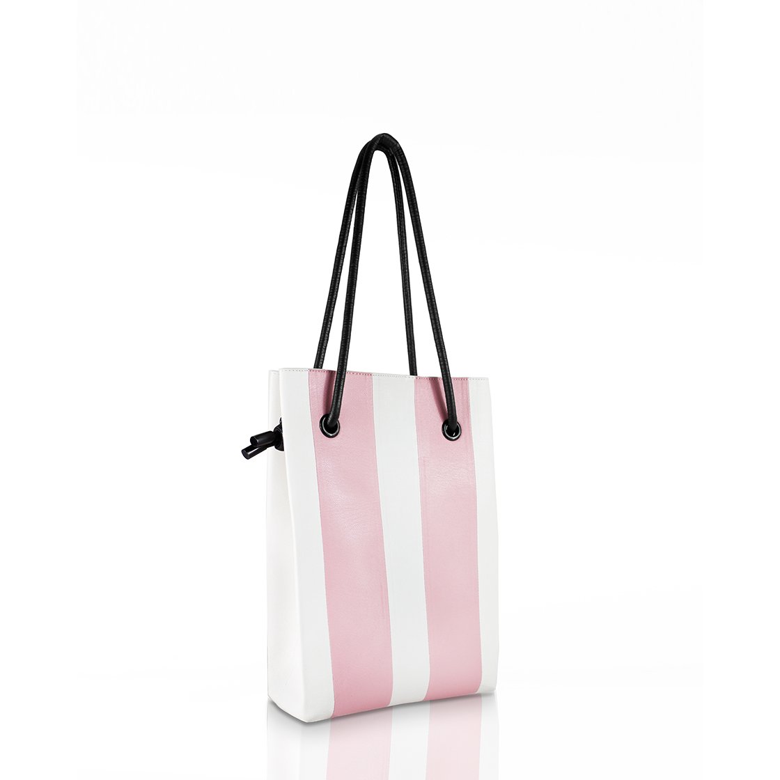 GoldenLaneBag's tweet photo. #SpringVibes #GoldenLane #GoldenLaneBag New leather totes in stores now worldwide. https://t.co/Ka0HwMR2Cp