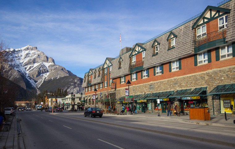 Globe_Guide's tweet photo. NEW:
Banff or Canmore? Tips for choosing which town to stay in- https://t.co/WzQuZGEO6t 
#travel #ExploreAlberta #lp https://t.co/rDIS9UUEOl
