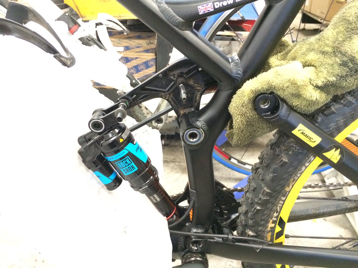 drewam16's tweet photo. Guess what's missing 😂 getting the Strive ready for its new heart 😁 @canyon_bikes #mycanyon #keeponbiking https://t.co/gzQ5ZARjCj