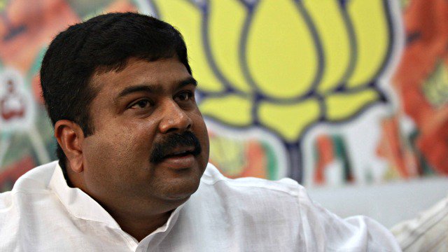 ItsKaraN007's tweet image. Govt to appoint 10,000 new #LPGdistributors in 2016-17: Dharmendra Pradhan dnai.in/deKL