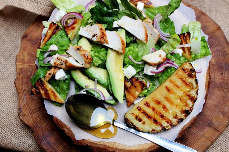 Īpašais piedāvājums 14.-20.martam - salāti ar grilētu ananāsu, cāli, fetas sieru, avokado, sarkano sīpolu. Saulaini!