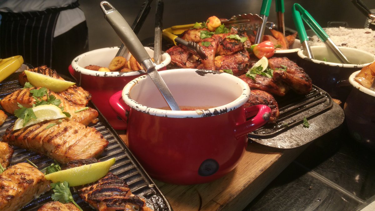 car_louchi's tweet photo. #springsaladbar & jerk chicken or fish .... went down fast for a Monday @BaxterStorey @Capt_Cavalli #teamloreal https://t.co/l1UvWJ3YxI