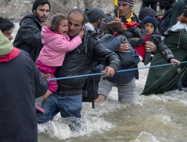josemuelas's tweet photo. En el llanto de esa niña y en el gesto de su padre hay más humanidad junta que en toda la Comisión Europea #SinAlma https://t.co/XZhofn8K9m