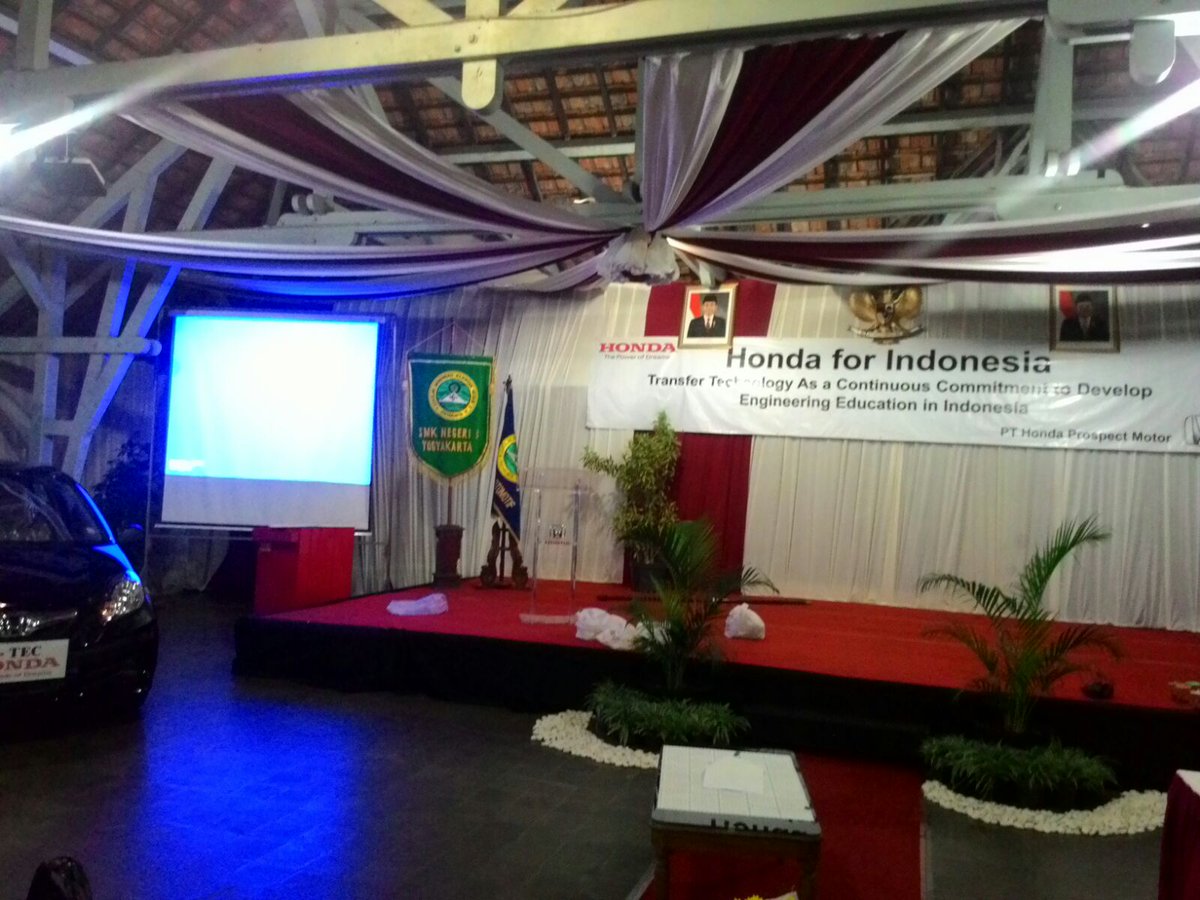 Di Smkn 3 Yogya mau ada hajatan :) . Tunggu besok ya, semoga lancar ;)