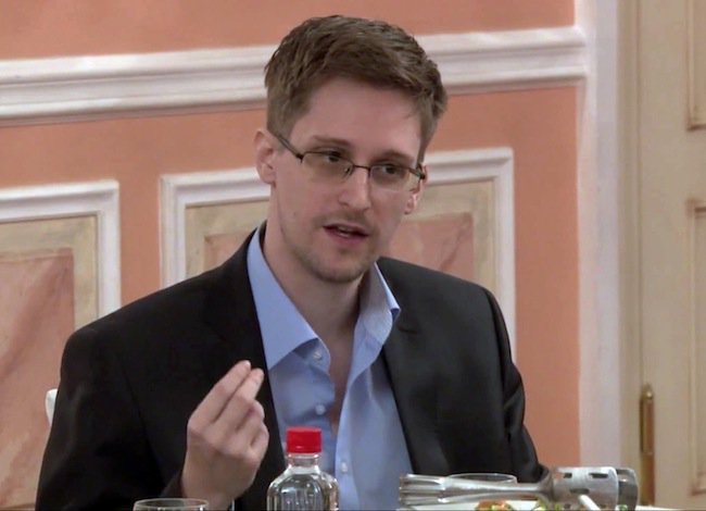 Pajaropolitico's tweet photo. Los gobiernos saben tanto de ti como de los terroristas, dice @Snowden sobre espionaje | https://t.co/WAc8HBgwkc  https://t.co/rf7eZg33Md