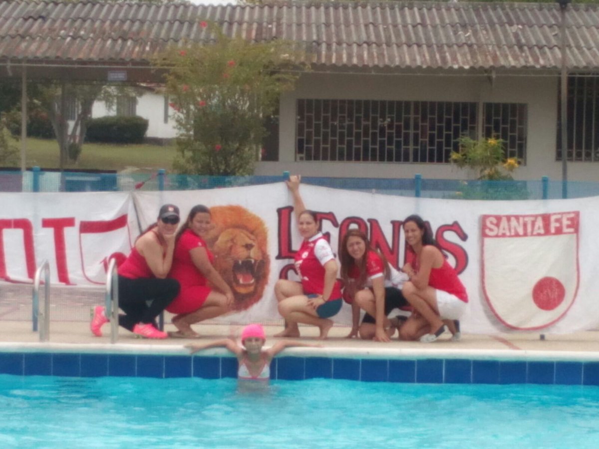 Telmex1941's tweet photo. Día de la Mujer Santafereña Celebración LEONES GDoT (Girardot) Feliz día mujer Hincha de @SantaFe https://t.co/oAYKmxieSB