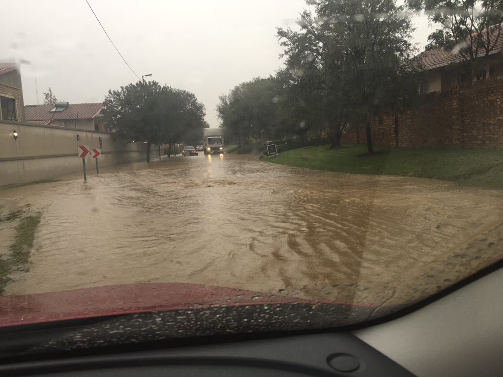 MaharajhK's tweet photo. Flooding in Fourways#fourways#craigavon#flooding https://t.co/fQ9Fb8RTEc