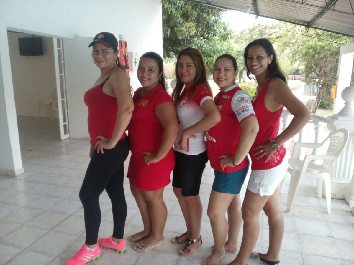 Telmex1941's tweet photo. Celebración día de la mujer SANTAFEREÑA por los LEONES GDoT (Girardot) Feliz día mujer hincha de  @SantaFe https://t.co/qQFZXwyDo1
