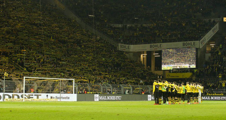 blogtimedefora's tweet photo. Homenagem a torcedor morto durante partida faz time e torcida do Borussia comover o mundo https://t.co/y5LSo9IWxW https://t.co/mZDMVbwwzT