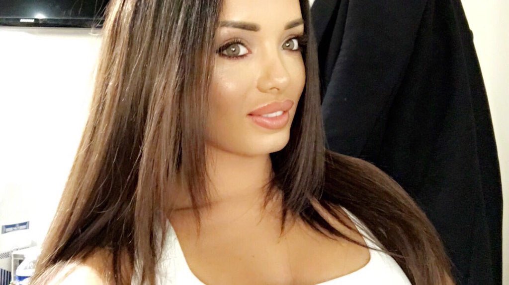 BigAfterSchool1's tweet photo. .@AurelieLmet en direct des loges du #MadMag ! Rdv à 17h25 pour debriefer #LesAnges8 ✌🏻️ https://t.co/5pWzHMcYyE