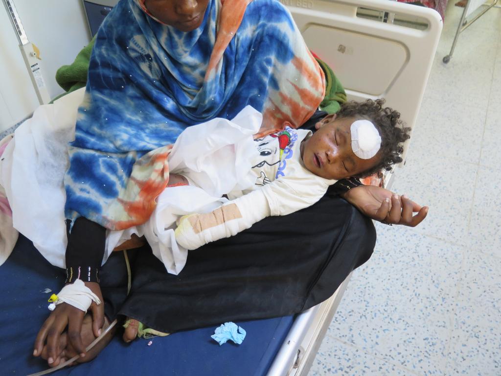 Saudi Arabia-led coalition kills 41 civilians in strike on market in Yemen CdhILmIWoAAzBB6