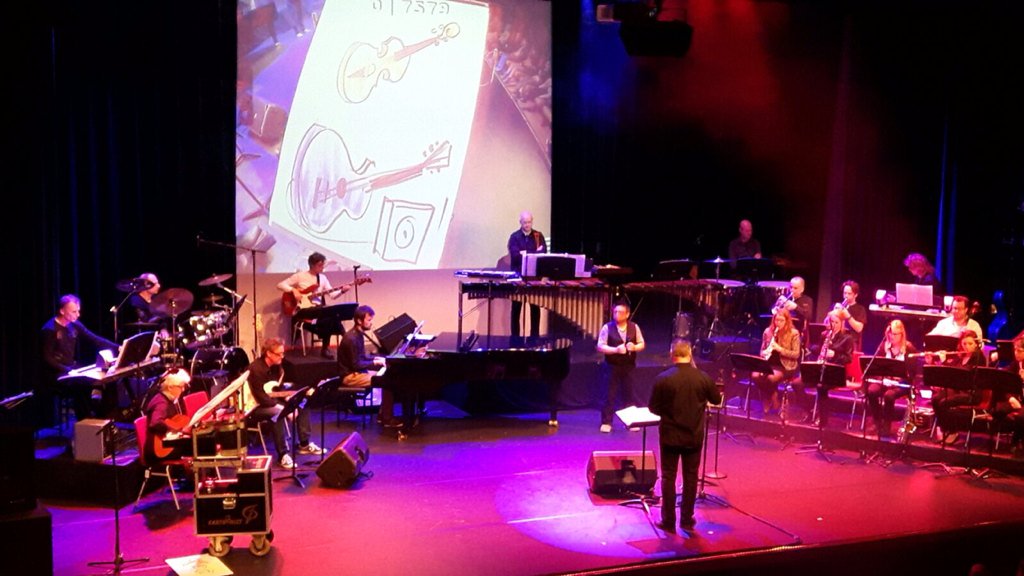 Musiater's tweet photo. De leerlingen van groep 4 hebben genoten van de #muziekcarrousel in @Musiater dit jaar met tekenaar #ErwinHogenboom https://t.co/MbwwEcq2vy