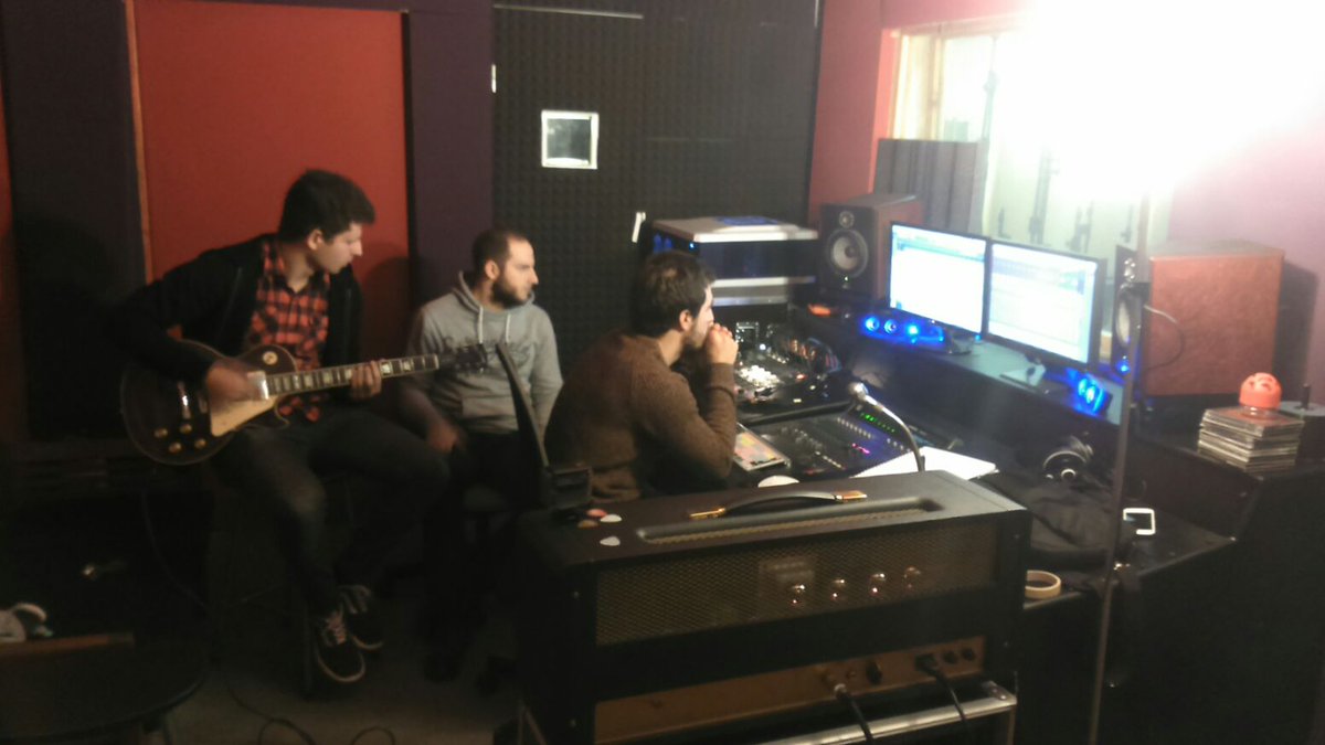 <a href="/Sukarra37/">Sukarra37</a>-ren kitarren grabaketak amaituta! Argazkian Koldo, Oier eta Aritz kontzentratuta! Laister ahotsak!