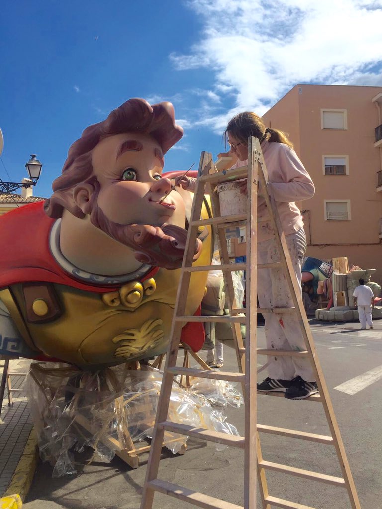 FallaBaixLaMar's tweet photo. Continuem de #plantà16 i els Deus continuen baixant de l'Olimp a la Mar!  #FallesUNESCO #Falles #Fallas #Dénia https://t.co/oxXMvYyjFg