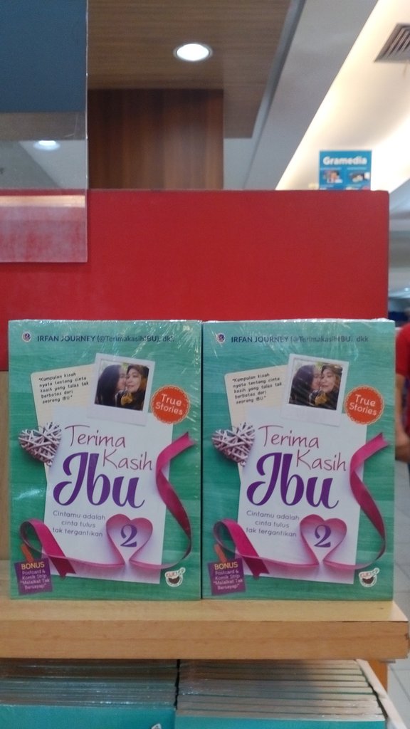 Cinta Ibu selalu memiliki kebesaran dari hatinya, itu sebabnya dia bisa "mengerti" dan "memahami"

#TerimakasihIBU2