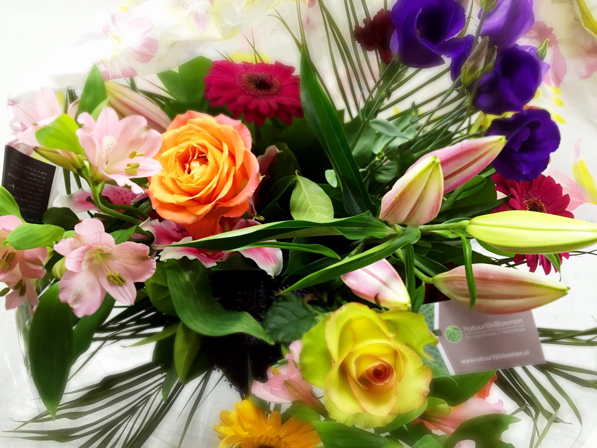 Wat hebben wij toch toffe opdrachtgevers. Bedankt @LantarenVenster voor de prachtige bloemen! #SWOON_X_jaar