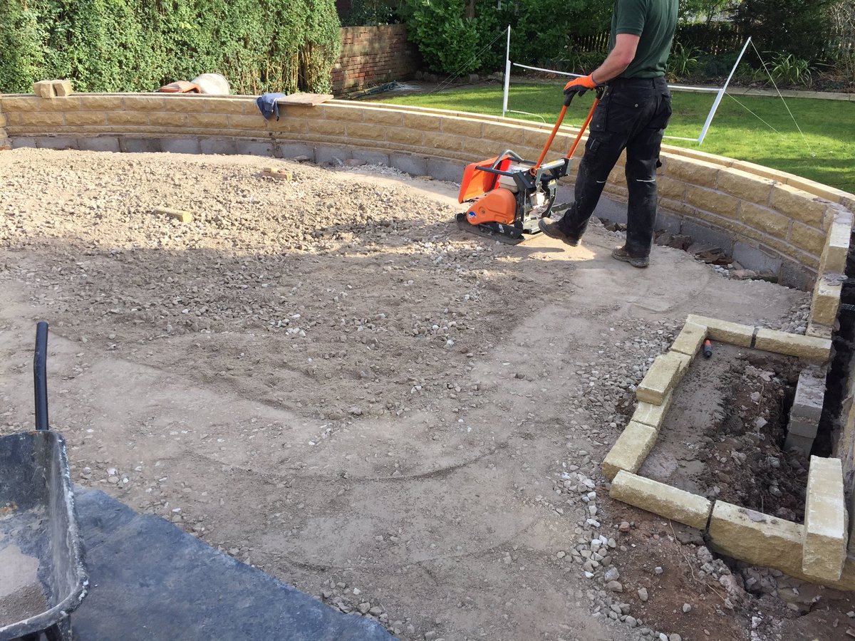 greenliving55's tweet photo. Current project progress  👍🏻👍🏻 #curvedwall #marshalls https://t.co/fcHirTHY41