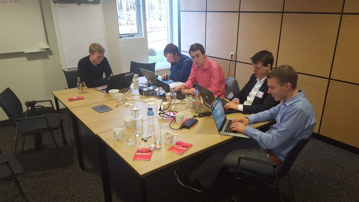 JeeJeeR's tweet photo. Team IT's the future is lekker aan het gamen! :-) Final tweaks Solution Document!! #cioS4b #cioplatform https://t.co/qjyJEnBag9
