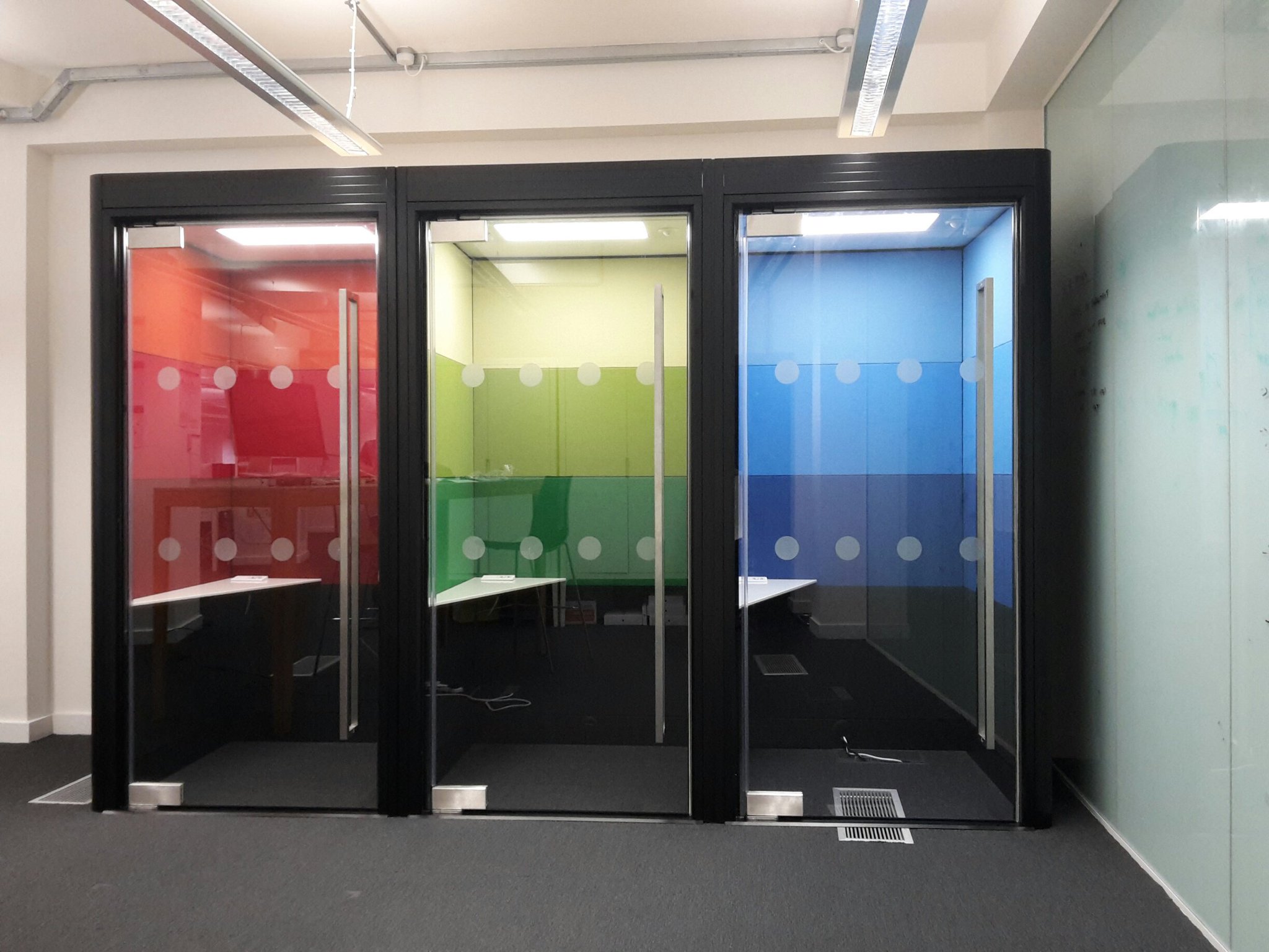 Après Furniture on Twitter: "Spacio Linked Office Phone Booths: 95%