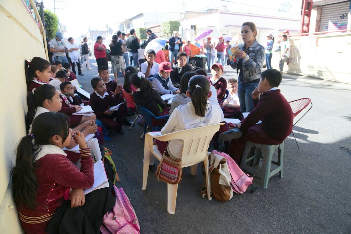 Alumnos de primaria toman clases en calles de Chilpancingo - CdhXlDlUUAA_wI1