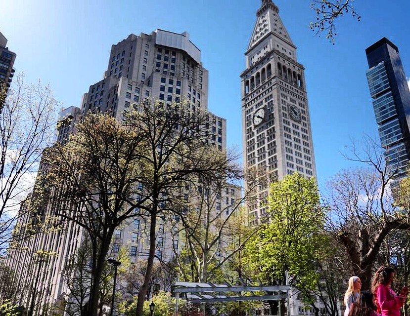 A stroll through #madisonsquarepark #metlifebuilding #flatirondistrict #NYC #NewYork #theiroquois #triumphhotels