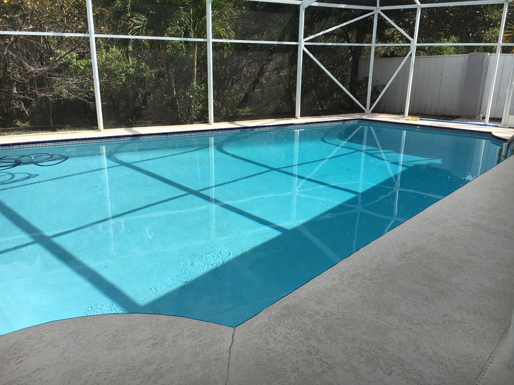 hadleystrainge's tweet image. Exploring our new house and it's lit AF