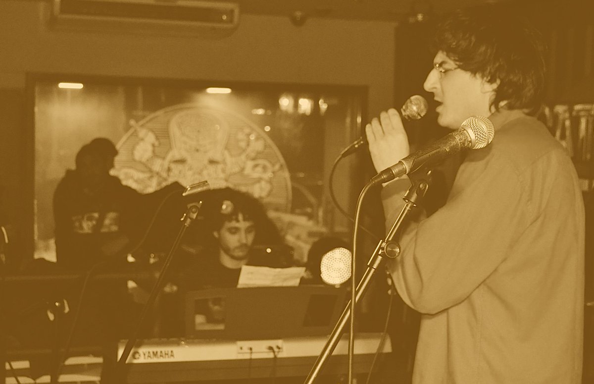 Sala Satélite (Bilbao) <a href="/javierdemabel/">Javier de Mabel</a> junto a Adrián Royo al Piano con <a href="/antoniovega/">antoniovega</a> Homenaje <a href="/Marbandejade/">MarBandejadePlata</a> .