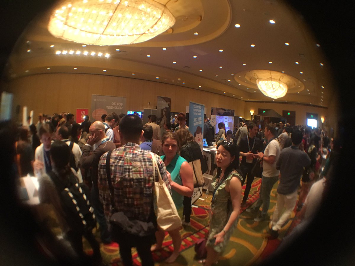 omo3wi1's tweet photo. innovation awardsのファイナリストたちのショーケースに来たわ‼︎ 熱気がスゴイ🙌🏻 
#sxsw #InnovationAwards https://t.co/6UMtkh1FSk