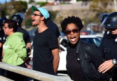 RUWithSonali's tweet photo. @rosaclemente LA Seems More Interested in Prosecuting @BLMLA Than #ViolentCops https://t.co/sgqZsVcdFX @BLMNational https://t.co/x9REQzbMkh